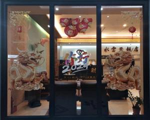 een etalage van een winkel met Chinese borden erop bij Crystal Hotel in Puli