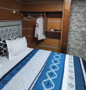 ドゥアラにあるAppartement meublé Bali-Rue Prince Bellのベッドルーム1室(ボート上のベッド1台付)