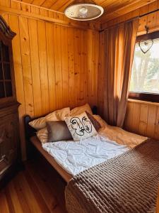 Łóżko lub łóżka w pokoju w obiekcie ROZTOCZE u ALEKSA SUSIEC - JACUZII , GORĄCA BALIA!!!