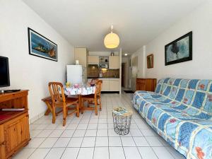 uma sala de estar com um sofá e uma mesa em Appartement Carnac, 2 pièces, 4 personnes - FR-1-377-15 em Carnac