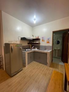 uma cozinha com um frigorífico e uma bancada em 910 Casa em Gasan