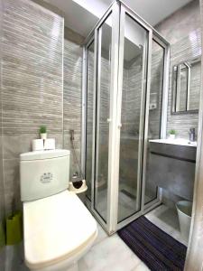 ein Bad mit einem WC und einer Glasdusche in der Unterkunft Sunny OASIS 2 Bedrooms - By AppartAli in Casablanca