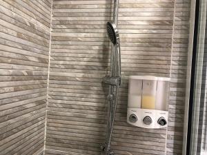 eine Dusche im Bad mit Haartrockner in der Unterkunft Sunny OASIS 2 Bedrooms - By AppartAli in Casablanca