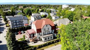 - une vue aérienne sur un quartier résidentiel avec une maison dans l'établissement Willa Kaszubska - Przepyszne Śniadanie w Cenie, à Jastrzębia Góra