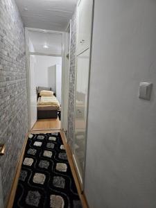 un piccolo corridoio con un letto in una camera di Apartman Marina a Foča