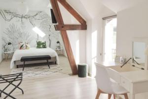 a white bedroom with a bed and a table at Paradis nature dans Le PERCHE - Vue, Confort, Pêche, Étang, Salle de Sport, à 5min Ville & Gare in Belhomert-Guéhouville
