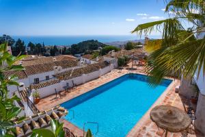 - l'image d'une piscine dans une villa dans l'établissement Nice cozy townhouse with views, à Mijas