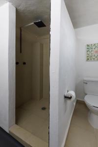 Ένα μπάνιο στο CASA PAXI CENTRO MERIDA ESTUDIO5