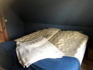 Postel nebo postele na pokoji v ubytování Torpet