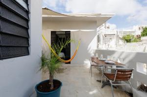 a patio with a table and chairs and a plant at CASA PAXI CENTRO MERIDA ESTUDIO5 in Mérida