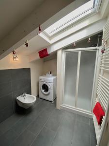 Un baño con lavadora y lavabo. en Casa Pisterna, en Acqui Terme 17 fotos más