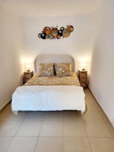 ein Schlafzimmer mit einem Bett mit zwei Nachttischen und zwei Lampen in der Unterkunft proche maison carrée in Nîmes
