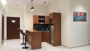 eine Küche mit Schreibtisch und Kühlschrank in der Unterkunft Aldar Apartments in Riad