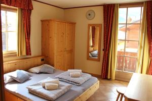 a bedroom with a bed with two pillows on it at Appartamento Joemy in Livigno