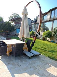 stół i parasol na trawniku w obiekcie Villa Atroa Gölevi w mieście Orhangazi