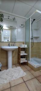 Un baño con lavabo, ducha y bañera. en Apartamento CAMPA, en Santa Pola