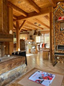 ein Wohnzimmer eines Holzhauses mit einem Tisch in der Unterkunft Chalet familial avec vue montagne et piscine in Briançon