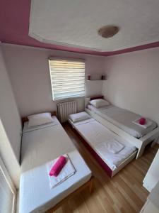 Ένα ή περισσότερα κρεβάτια σε δωμάτιο στο Villa Junuzovic