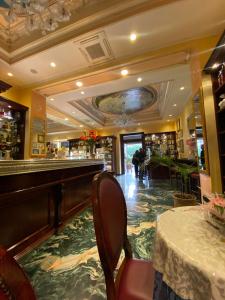un bar con suelo de mármol en un restaurante en B&B Albergo Centrale Gioiosa Ionica, en Gioiosa Ionica