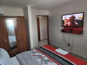 TV tai viihdekeskus majoituspaikassa Appartement meublé Bali-Rue Prince Bell