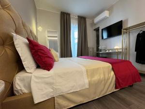 Postel nebo postele na pokoji v ubytování MEG Glamour Suite Milano vicino i Navigli