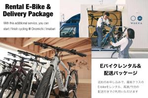 um homem e uma mulher a reparar uma bicicleta numa garagem em WAKKA em Imabari