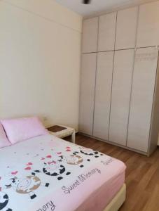 een slaapkamer met een bed met bloemen erop bij Sweet Homestay Golden Shower Apartment in Melaka