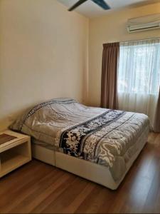 een bed in een slaapkamer met een raam bij Sweet Homestay Golden Shower Apartment in Melaka