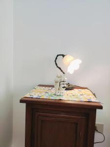 une table avec une lampe au-dessus dans l'établissement Via Mare, à Ficarazzi
