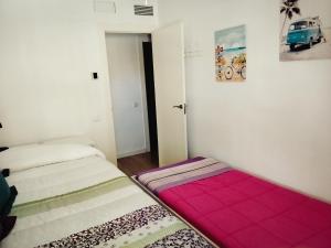 une chambre avec deux lits dans une pièce dans l'établissement Ático de lujo, à La Manga del Mar Meno 36 autres photos