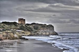 - Vistas a una playa con un castillo a lo lejos en Lavinio 100 mt dalla spiaggia, en Anzio