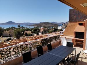 - une vue depuis le toit d'un bâtiment avec une table et des chaises dans l'établissement Ático de lujo, à La Manga del Mar Meno