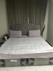 - un grand lit dans une chambre avec une grande tête de lit dans l'établissement Abbotabad view hotel, à Abbottabad