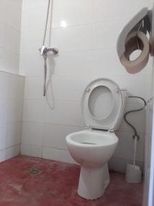 y baño con aseo y ducha. en Hotel restaurant ait saderat, en Boumalne