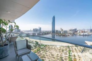 - un balcon avec vue sur l'eau dans l'établissement Dream Inn - Contemporary 2BR Marsa Tower, à Dubaï
