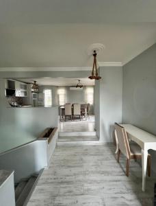 una cucina e una sala da pranzo con tavolo e sedie di Dublex havuzlu villa a Erdemli