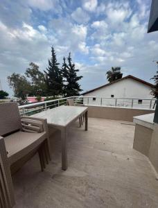 un tavolo e sedie in cima a un tetto di Dublex havuzlu villa a Erdemli