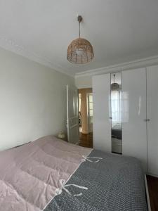 - une chambre avec un grand lit dans l'établissement Appartement parisien, à Paris