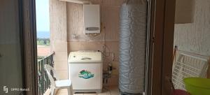 ein Zimmer mit Warmwasserbereiter und Balkon in der Unterkunft F4 lpp Mostaganem Algérie in Mostaganem
