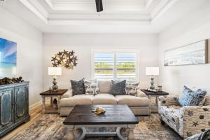 Posezení v ubytování On Seabatical in Windmark Resort! - Bikes, Walk to Beach, Pool, Beach Gear, Golf Cart Avail!
