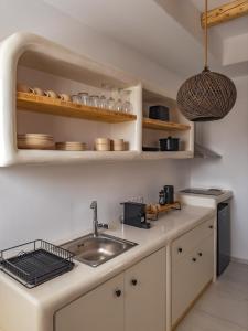 eine Küche mit einer Spüle und einer Arbeitsplatte in der Unterkunft Alonia Suites in Naoussa