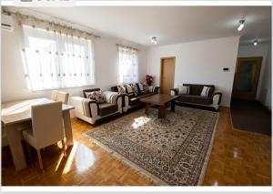 sala de estar con sofá y mesa en The View Apartments, en Ilijaš