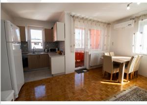 cocina y comedor con mesa y sillas en The View Apartments, en Ilijaš