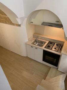 a small kitchen with a sink and a stove at Sulle Mura Casavacanza in Gallipoli