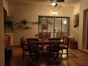 - une salle à manger avec une table et des chaises dans l'établissement Casa del Barco with pool and stunning views, à Guaro