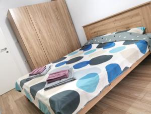 um quarto com uma cama e uma cabeceira em madeira em Sunrise Apartment Struga em Struga