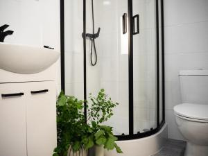 Bathroom sa Apartamenty KDN Metalowców