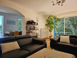 un soggiorno con divano e tavolo di La Luberonne a Lourmarin