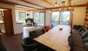 a living room with a wooden table and chairs at Feriendomizil am Rössleberg, Hinterzarten in Hinterzarten