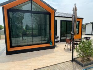 Casa con un patio con una gran ventana de cristal en Mayuree Homestay, en Kranuan
